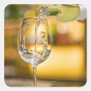 Im Restaurant wird Weißwein aus der Flasche gegoss Quadratischer Aufkleber