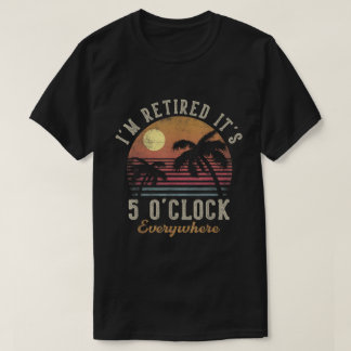 Im Ruhestand 5 Uhr Überall Strand Design T-Shirt