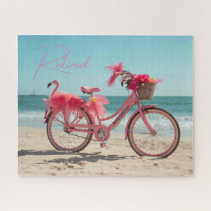 Im Ruhestand stehendes süßes rosa Flamingo-Fahrrad