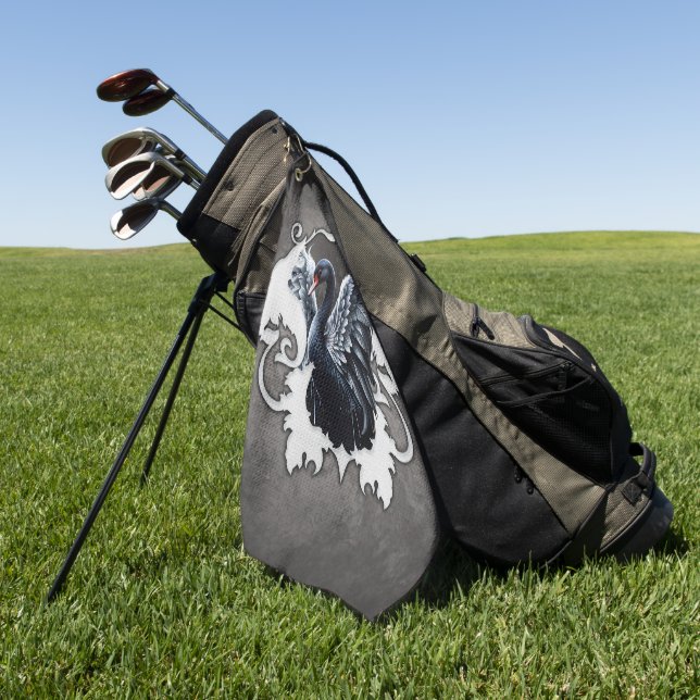 Im Schatten der Eleganz: Ein schwarzer Schwan. Golfhandtuch (Gras)
