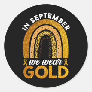 Im September tragen wir Gold Rainbow Childhood Can Runder Aufkleber