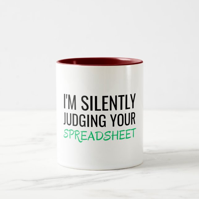 I'm Silently Judging Your Spreadsheet Zweifarbige Tasse (Mittel)