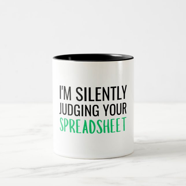 I'm Silently Judging Your Spreadsheet Zweifarbige Tasse (Mittel)