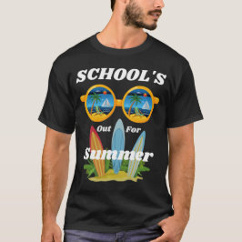 Im Sommer und T - Shirt an der Strandpromenade gib
