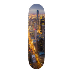 Im Stadtzentrum gelegene Chicago-Skyline an der Skateboard