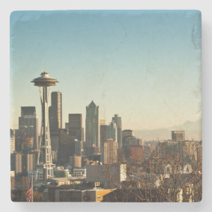 Im Stadtzentrum gelegene Seattle-Skyline und Steinuntersetzer
