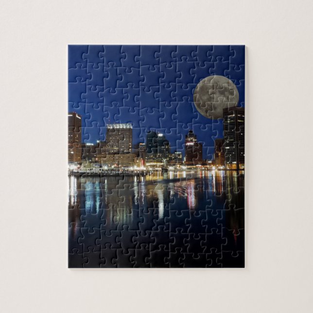 Im Stadtzentrum gelegener Dämmerungs-Skyline-Mond (Vertikal)