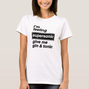 Im T-shirt supersonique se sentant