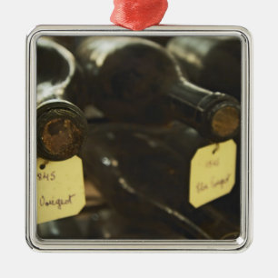 Im unterirdischen Weinkeller: liegende Flaschen in Ornament Aus Metall