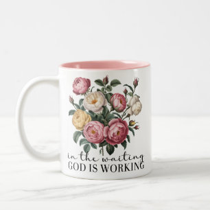 Im Warten wirkt Gott Zweifarbige Tasse