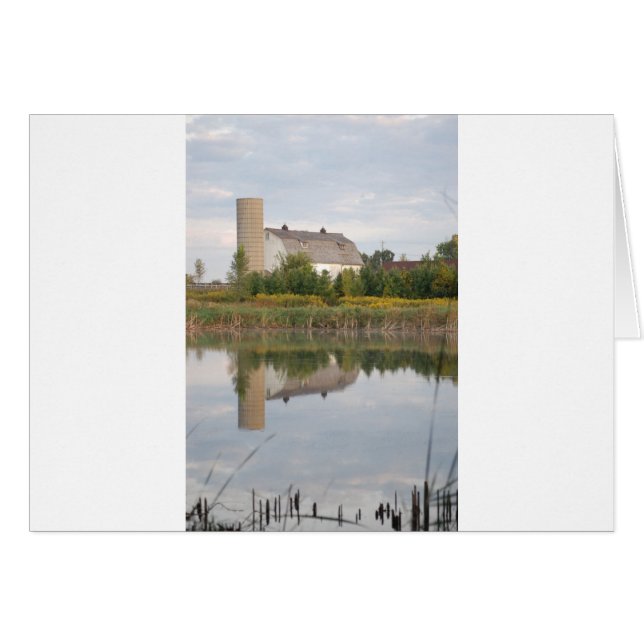 Im Wasser reflektierter Stall (Vorderseite (Horizontal))