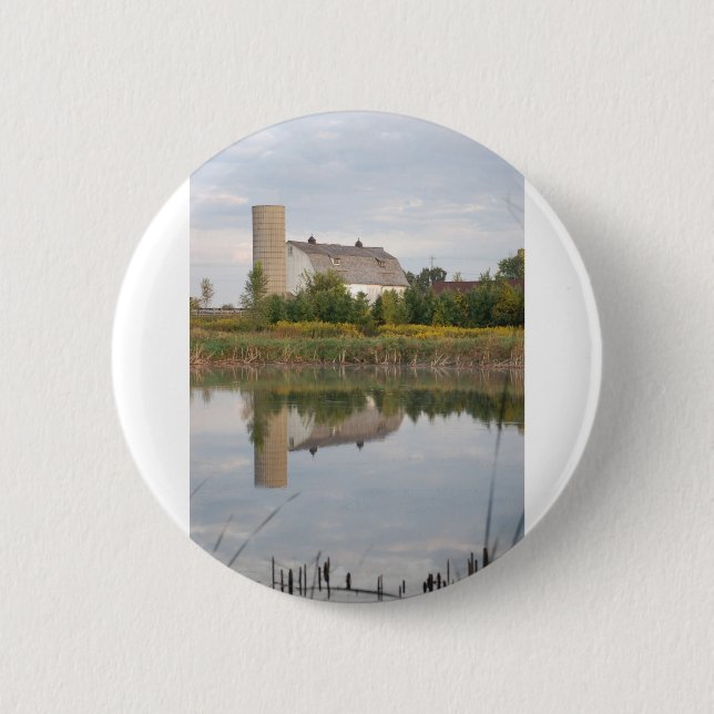 Im Wasser reflektierter Stall Button (Vorderseite)