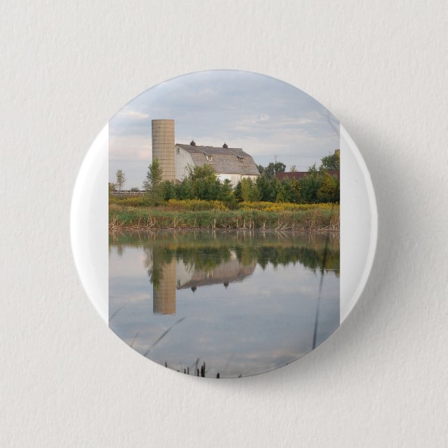 Im Wasser reflektierter Stall Button (Vorderseite)