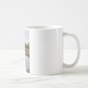 Im Wasser reflektierter Stall Kaffeetasse
