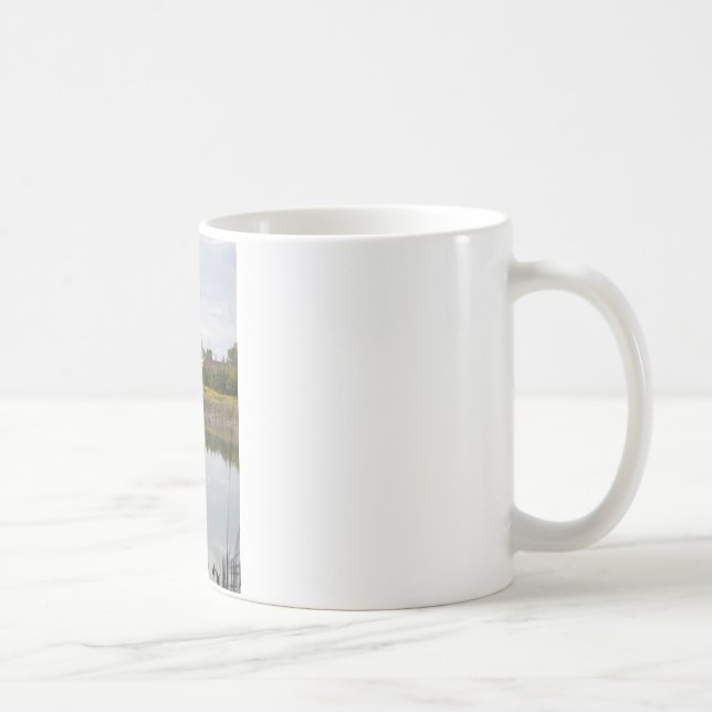 Im Wasser reflektierter Stall Kaffeetasse (Rechts)