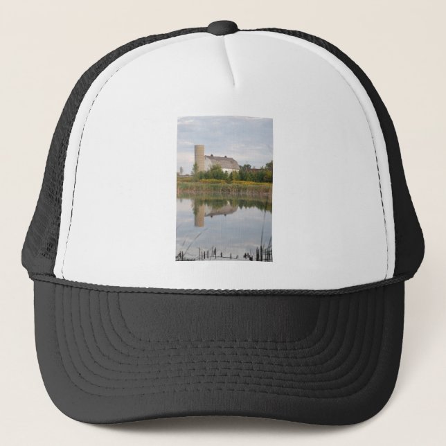 Im Wasser reflektierter Stall Truckerkappe (Vorderseite)