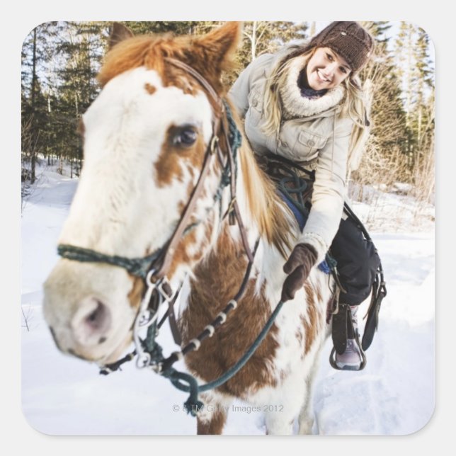 Im Winter auf Pferd Quadratischer Aufkleber (Vorderseite)