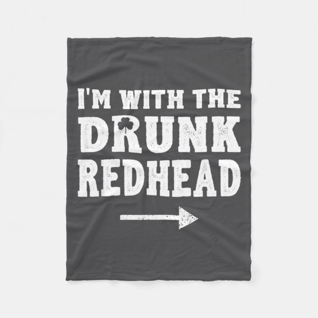 I'm With The Drunk Redhead Funny St Patricks Day  Fleecedecke (Vorderseite)