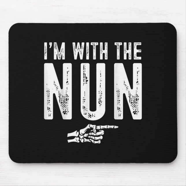 I'm With The Nun Easy Costume Halloween Couples Ma Mousepad (Vorne)