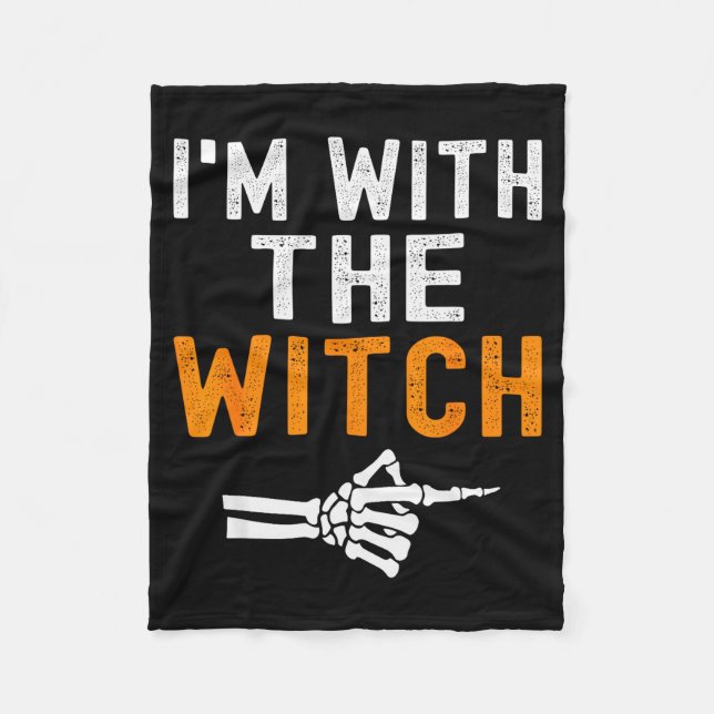 I'm With The Witch Funny Skeleton Halloween Matchi Fleecedecke (Vorderseite)