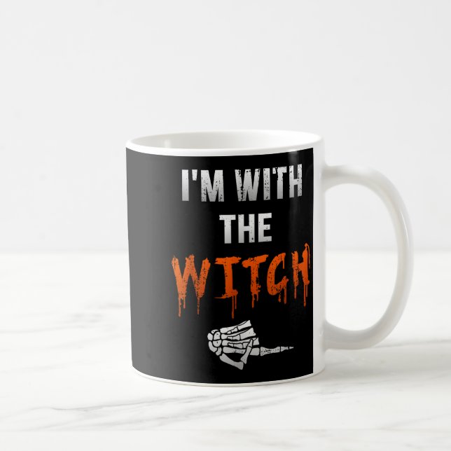 I'm With Witch Skeleton Hand Funny Halloween Husba Kaffeetasse (Rechts)