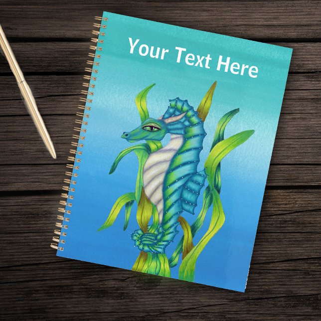 Imaginaire Hippocampe avec Cornes Dragon en Bleu d (Fantasy seahorse with horns in blues and greens in seaweed on shades of blue planner.)
