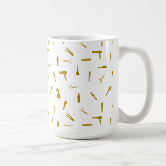 Imitat-Glitzer-Haar-Stylist bearbeitet Kaffeetasse
