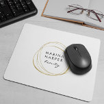 Imitate Abstraktes Gold-Logo Mousepad<br><div class="desc">Chic personalisiertes Mousepad zeigt Ihren Firmennamen oder die Wahl des benutzerdefinierten Textes in schwarz,  in einem Imitat goldfarbene Folie abstrakten Kreis Element auf einem weißen Hintergrund.</div>