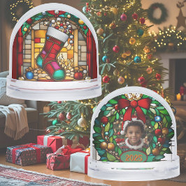 Imitate aus rotem Strumpf Schneekugeln