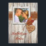 IMITATE Burlap, Holz, Blätter, FOTO Hochzeit Herz Einladung<br><div class="desc">Wenn Sie eine gemütliche bäuerliche Herbsthochzeit auf dem Land haben, dann werfen Sie doch einen Blick auf Ihre Hochzeitsfeier oder Verlobung-Ankündigung! Dieses wunderschöne Shabby Chic, rustikales Holzkorn, alte Stallholz-Look FOTO Hochzeitseinladung hat einen PRINTED-Einbruch mit einem Pappkarton aus DRUCKEN IMITAT mit einem orangefarbenen Bogen, der mit dem Stilwort "Fall In Liebe"...</div>