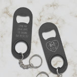 Imitate Chalkboard Wedding Schlüsselanhänger Flasc Flaschenöffner<br><div class="desc">Rustikale Chalkboard inspiriert Flaschenöffner sind eine ideale Gastgeschenk Hochzeit, um zu sagen, dass Sie an Ihrem besonderen Tag dort sind. Fügen Sie Ihre Initialen und das besondere Datum in das Kreideherz und auf der Rückseite, fügen Sie einen kurzen Dank (max. 4 Zeilen). Alle Imitate bedruckten Effekt und nicht echte Tafel....</div>