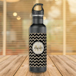 Imitate Glitzer Zickzack Monogramm Trinkflasche<br><div class="desc">Hier ist eine gut aussehende Flasche, die ein Muster von schwarzen Chevrons zeigt, kontrastiert mit silbernen goldenen Imitat Glitzer Chevrons. In der Mitte befindet sich das Monogramm in Gold auf einem in schwarz ausgekleideten Rundbanner. Ihr Name ist schwarz über das Monogramm geschrieben. Elegant und elegant! *Bitte beachten Sie, dass das...</div>