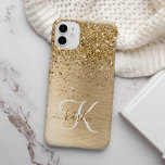 Imitate Gold Brushed Metal Glitzer Monogram Name iPhone 14 Hülle<br><div class="desc">Dieses schicke iPhone-Gehäuse mit hübschem vergoldeten Glitzer auf goldgebürstetem metallischem Hintergrund ist einfach zu personalisieren.</div>