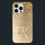Imitate Gold Brushed Metal Glitzer Monogram Name iPhone 15 Pro Max Hülle<br><div class="desc">Dieses schicke iPhone-Gehäuse mit hübschem vergoldeten Glitzer auf goldgebürstetem metallischem Hintergrund ist einfach zu personalisieren.</div>