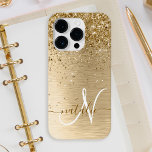 Imitate Gold Brushmetall Glitzer Print Monogram Na Case-Mate iPhone 14 Pro Hülle<br><div class="desc">Dieses schicke Gehäuse mit hübschem goldglänzenden Glitzer auf goldgebürstetem metallischem Hintergrund ist einfach zu personalisieren.</div>