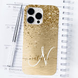 Imitate Gold Brushmetall Glitzer Print Monogram Na Case-Mate iPhone 14 Pro Max Hülle<br><div class="desc">Dieses schicke Gehäuse mit hübschem goldglänzenden Glitzer auf goldgebürstetem metallischem Hintergrund ist einfach zu personalisieren.</div>
