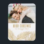Imitate Gold Foil Pine Needles Frohe Weihnachten F Magnet<br><div class="desc">Frohe Weihnachten! Bringen Sie eine Touch Feiertagsmagnet auf Ihre Zuhause mit unserem individualisierbaren Foto Christmas Magnet! Dieser Magnet ist perfekt für die Präsentation von gepflegten Erinnerungen geeignet und ermöglicht es Ihnen, dieses Foto mit Ihrem Lieblingsfest zu personalisieren. Ein ideales Geschenk für Familie und Freunde - kreieren Sie unvergessliche Seen für...</div>
