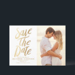 Imitate Gold Foil Typorgrafie und Polka Dots Foto Save The Date<br><div class="desc">Mit diesem modernen und stilvollen Ankündigung Datum freihalten verkünden Sie Ihre Hochzeit mit Ihrer Familie und Ihren Freunden. Die individuell anpassbare Ankündigung Datum freihalten zeigt Imitate mit Goldfolie fett formatierte Typografie und festliche Punktmuster. Personalisieren Sie die Kartenrückseite,  indem Sie Ihr Foto oder andere Muster hinzufügen.</div>