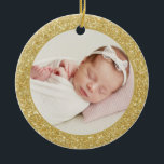 Imitate Gold Glitzer Baby's First Christmas Foto Keramik Ornament<br><div class="desc">Mit diesem festlichen, eigens für das Weihnachtsgebäck konzipierten Baby-Foto können Sie Ihrem Weihnachtsbaum Glanz und Glanz verleihen. Es zeigt Imitate Gold Glitzer mit klassischer Typografie. Personalisieren Sie durch Hinzufügen von Fotos, Feriengruß, Jahr und Familienunterschrift. Spielen Sie Ihr Lieblings-Baby-Foto mit diesem Glitzer Weihnachtsschmuck Foto. Dieses Baby Foto-Dekor wird als Weihnachtsgeschenk perfekt....</div>