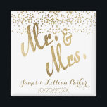 Imitate Gold Mr. und Mrs. Monogram Wedding Magnet<br><div class="desc">Dieser elegante und hübsche, Imitat Goldfolie, "Mr. and Mrs." personalisierte Magnet ist perfekt für eine Erinnerung oder Sake können Sie für immer behalten. Erinnern Sie sich an Ihren besonderen Tag mit diesem benutzerdefinierten Druckmagnet. Ändern Sie einfach Ihren Namen und das Datum zu Ihrem eigenen und genießen Sie dieses Geschenk für...</div>