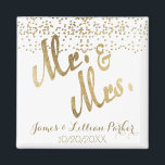 Imitate Gold Mr. und Mrs. Monogram Wedding Magnet<br><div class="desc">Dieser elegante und hübsche, Imitat Goldfolie, "Mr. and Mrs." personalisierte Magnet ist perfekt für eine Erinnerung oder Sake können Sie für immer behalten. Erinnern Sie sich an Ihren besonderen Tag mit diesem benutzerdefinierten Druckmagnet. Ändern Sie einfach Ihren Namen und das Datum zu Ihrem eigenen und genießen Sie dieses Geschenk für...</div>