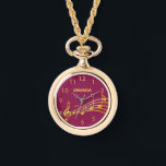 Imitate Gold Musiknoten violett rote Namen Zahlen Armbanduhr<br><div class="desc">Einfach und elegant für Musikliebhaber oder Musiker! Chic violett, bordeauxfarbener Hintergrund mit goldenen Imitaten Musiknoten. Vorlage für Ihren Namen, goldene Buchstaben. Goldene Uhrennummern.</div>
