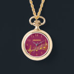 Imitate Gold Musiknoten violett rote Namen Zahlen Armbanduhr<br><div class="desc">Einfach und elegant für Musikliebhaber oder Musiker! Chic violett,  bordeauxfarbener Hintergrund mit goldenen Imitaten Musiknoten. Vorlage für Ihren Namen,  goldene Buchstaben. Goldene Uhrennummern.</div>