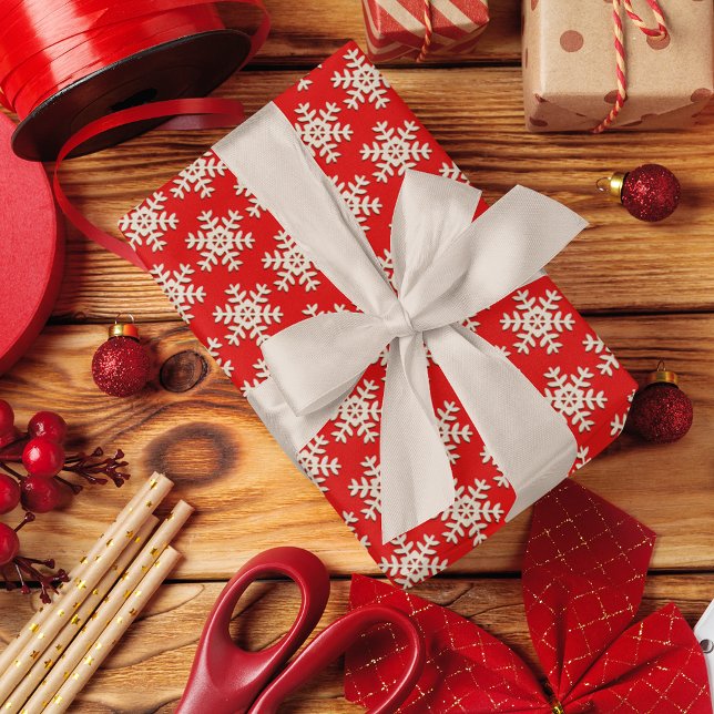 Imitate Holzschneeflockenmuster auf Rot Geschenkpapier (Von Creator hochgeladen)