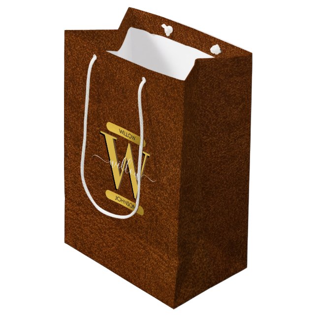 Imitate Leder und Gold Monogramm Mittlere Geschenktüte (Vorderseite Schrägansicht)