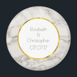 Imitate Marble Alabaster Taupe Tan Moderne Hochzei Magnet<br><div class="desc">Ein personalisierter Hochzeitsmemento-Magnet mit eleganten IMITATEN aus Marmor-Alabaster-Hintergrund. Taupe / tan und Creme Farben verschmelzen,  schaffen interessante Muster für einen klassischen modernen Look. Personalisieren Sie mit Ihren Namen und Hochzeitsdatum in einem weißen Kreis mit einem IMITAT Goldfolie Rand.</div>