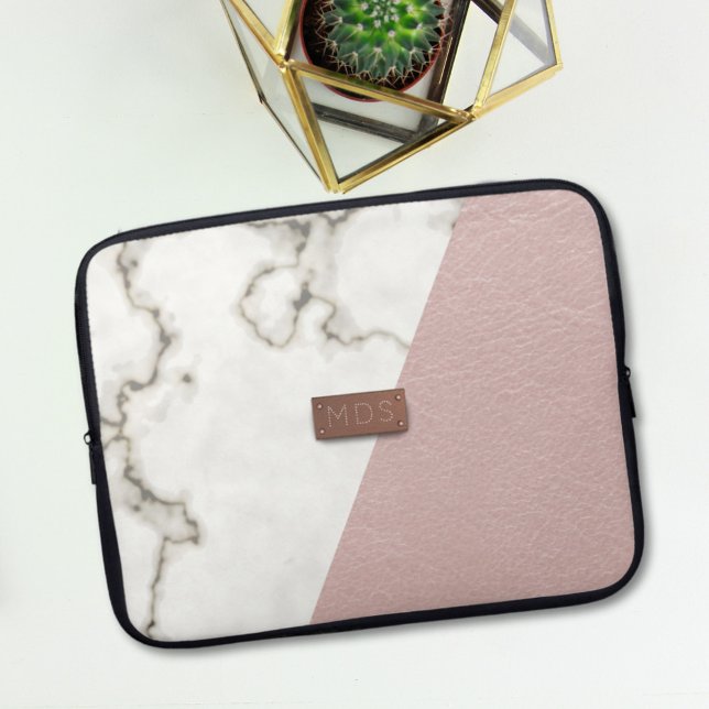 Imitate Rosa Ledermarben Moderne Monogramm Laptopschutzhülle (Add your initials to this cute pink and white modern laptop sleeve)
