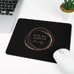 Imitate Rose Abstraktes Logo Mousepad<br><div class="desc">Chic personalisiertes Mousepad zeigt Ihren Firmennamen oder die Wahl des benutzerdefinierten Textes in einer Imitat Rose Gold-Folie abstrakten Kreis Element auf einem schwarzen Hintergrund.</div>