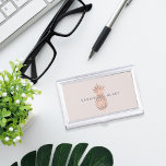 Imitate Rose Ananas | PERSONALISIERT Visitenkarten Dose<br><div class="desc">Eleganter Visitenkartenhalter mit Ihrem Namen und/oder Firmennamen in modernen grauen Schriften,  überlagert auf einer Imitat Rose Gold-Folie Illustration auf einem blassfarbenen Hintergrund. Bestellen Sie die passenden Artikel aus unserer Pineapper Bürokollektion,  um Ihr Aussehen zu vervollständigen!</div>