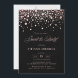 Imitate Rose Gold Foil Confetti Black Sweet 16 Par Einladung<br><div class="desc">Mit dieser maßgeschneiderten,  süßen 16 Party Einladung laden wir Sie zu Ihrer Veranstaltung ein. Es zeigt Imitate Rose Gold-Folie Konfetti Punkte auf einem schwarzen Hintergrund. Personalisieren Sie diese,  indem Sie Ihre Daten hinzufügen. Diese Rose Gold 16 . Geburtstag Einladung ist perfekt für jedes Geburtstagsthema oder jede Jahreszeit.</div>